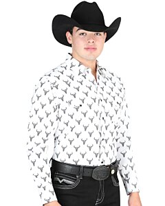 Hombre con camisa Western blanca, estampado de calaveras de longhorn y una Texana negra.