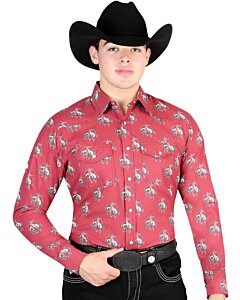 Hombre con camisa Western roja, estampado de rodeo y una Texana negra.
