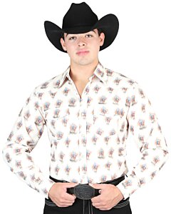 Hombre con camisa Western café, estampado de jinete vaquero y una Texana negra.