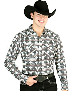 Hombre sonriendo con camisa Southwestern verde con patrones tribales y un sombrero vaquero