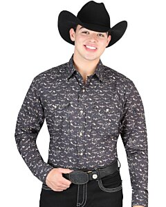 Hombre con camisa Western negra, estampado de calaveras de longhorn y una Texana negra.
