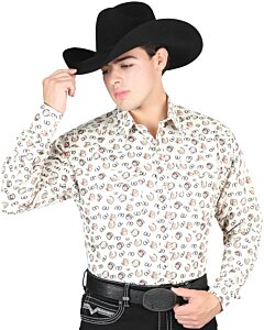 Hombre con camisa Western beige, estampado de herraduras y una Texana negra.