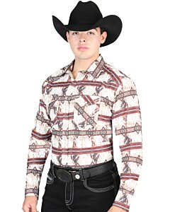 Hombre con camisa Western café, patrones rústicos y botones a presión, combinado con una Texana negra.