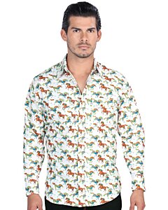 Hombre con camisa Western blanca, estampado de caballos multicolor.