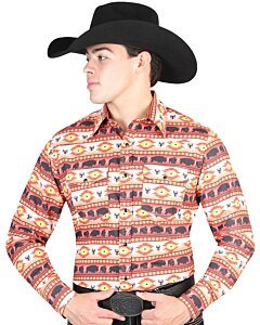 Hombre con camisa Western naranja, estampado de búfalo y diseño Southwestern, combinado con una Texana negra.