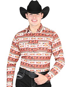 Hombre con camisa Western ladrillo, estampado de caballos y una Texana negra.