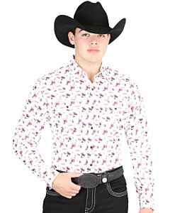 Hombre con camisa Western beige, estampado de caballo bronco y una Texana negra.