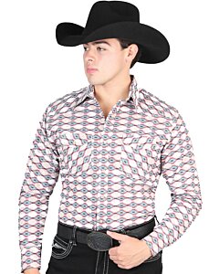 Hombre con camisa Western caqui, patrones de diamantes y sombrero vaquero negro.