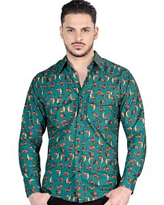 Hombre con camisa Western verde oscuro, estampado de botas vaqueras.