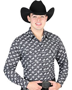 Hombre con camisa Western negra, estampado de caballos y motivos Southwestern, y una Texana negra.