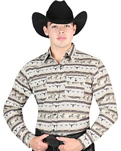 Hombre con camisa Western café, estampado de escenas de rancho y una Texana negra.
