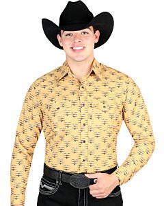 Hombre con camisa Western amarilla, estampado de longhorns y una Texana negra.