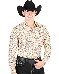 Hombre con camisa Western khaki, estampado de caballos y una Texana negra.