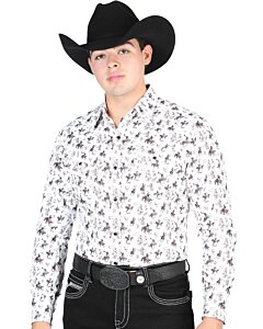 Hombre con camisa Western beige, estampado de vaqueros de rodeo en negro y una Texana negra.