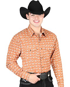 Hombre con camisa Western naranja, estampado de longhorns y una Texana negra.