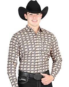 Hombre con camisa Western color ladrillo, estampado de caballos galopando en negro y una Texana negra.