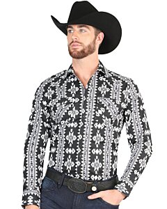 Hombre con camisa Western negra con patrones tribales llamativos y un sombrero vaquero negro.