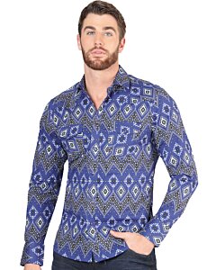 Hombre usando una camisa Western azul con patrones geométricos llamativos y un estilo vaquero clásico.