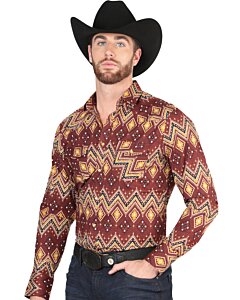 Hombre con camisa vaquera burgundy con patrones geométricos y sombrero negro.