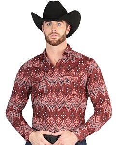 Hombre usando una camisa vaquera burgundy con patrones Southwestern y un sombrero negro.