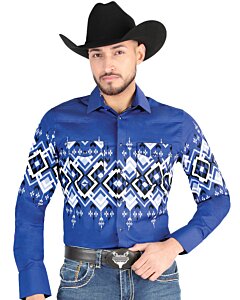 Hombre usando una camisa Western azul con patrones geométricos audaces y botones de presión, opción combinada para niños.