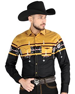 Hombre usando una camisa tribal mostaza inspirada en el desierto de Sedona, perfecta para rodeos y salidas casuales.