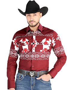 Hombre usando una camisa vaquera en color vino con patrones geométricos llamativos y cierre de botones de presión, ideal para looks Western.