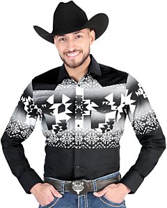 Hombre usando una camisa vaquera negra con efecto ombre, patrones geométricos llamativos y cierre de botones de presión, ideal para looks Western.