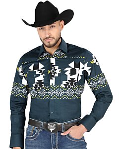 Hombre usando una camisa vaquera color teal con patrones geométricos llamativos y cierre de botones de presión, ideal para looks Western.