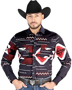 Hombre usando una camisa vaquera negra y vino con patrones geométricos llamativos y cierre de botones de presión, ideal para un estilo cowboy moderno.
