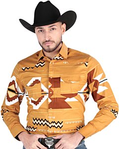 Hombre usando una camisa vaquera en color taupe con patrones geométricos llamativos y cierre de botones de presión, ideal para un estilo cowboy moderno.