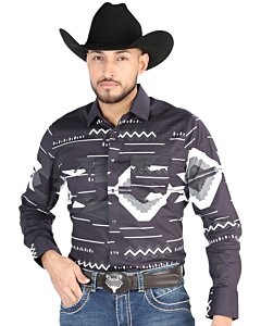 Hombre usando una camisa vaquera negra con patrones geométricos en gris y blanco, cierre de botones de presión, ideal para un estilo cowboy moderno.