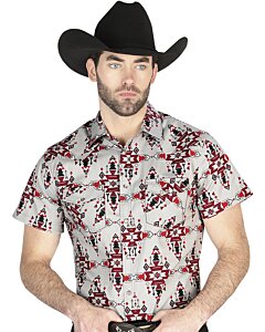 Hombre usando una camisa vaquera de manga corta en color gris con patrones geométricos llamativos y cierre de botones de presión.