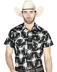 Hombre usando una camisa vaquera negra de manga corta con patrones geométricos tribales en blanco y negro, con cierre de botones de presión.