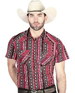 Hombre usando una camisa vaquera de manga corta en color vino con diseño estilo azteca y cierre de botones de presión.