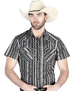 Hombre usando una camisa vaquera gris de manga corta con patrones geométricos estilo azteca y cierre de botones de presión, ideal para un look cowboy moderno.