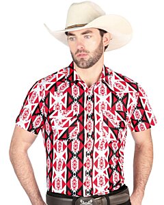 Hombre usando una camisa vaquera borgoña de manga corta con patrones geométricos en rojo, blanco y negro, con botones de presión para un estilo cowboy moderno.