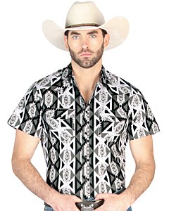 Hombre usando una camisa vaquera gris de manga corta con patrones geométricos llamativos en negro, blanco y gris, con botones de presión para un look cowboy moderno.