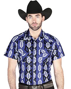 Hombre usando una camisa vaquera de manga corta en azul marino con patrones geométricos llamativos y cierre de botones de presión.