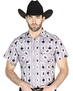 Hombre usando una camisa vaquera de manga corta en color lila con patrones tribales y cierre de botones de presión, ideal para días cálidos.