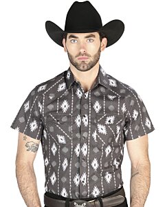 Hombre usando una camisa vaquera negra de manga corta con diseño estilo ikat y cierre de botones de presión.