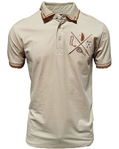 Camisa polo beige para caballero con bordado tribal de armas cruzadas, confeccionada en una mezcla transpirable de algodón y poliéster por Montero.