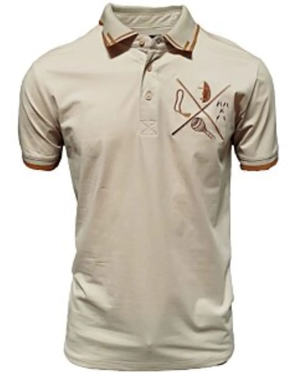 Camisa polo beige para caballero con bordado tribal de armas cruzadas, confeccionada en una mezcla transpirable de algodón y poliéster por Montero.