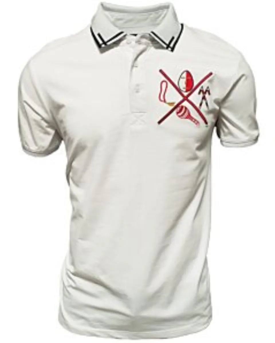 Camisa polo blanca para caballero con bordado tribal de armas cruzadas, confeccionada en una mezcla transpirable de algodón y poliéster por Montero.