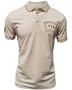 Polo beige para caballero con bordado de "Póker de Ases" en el pecho. Cuello clásico con detalles en contraste.