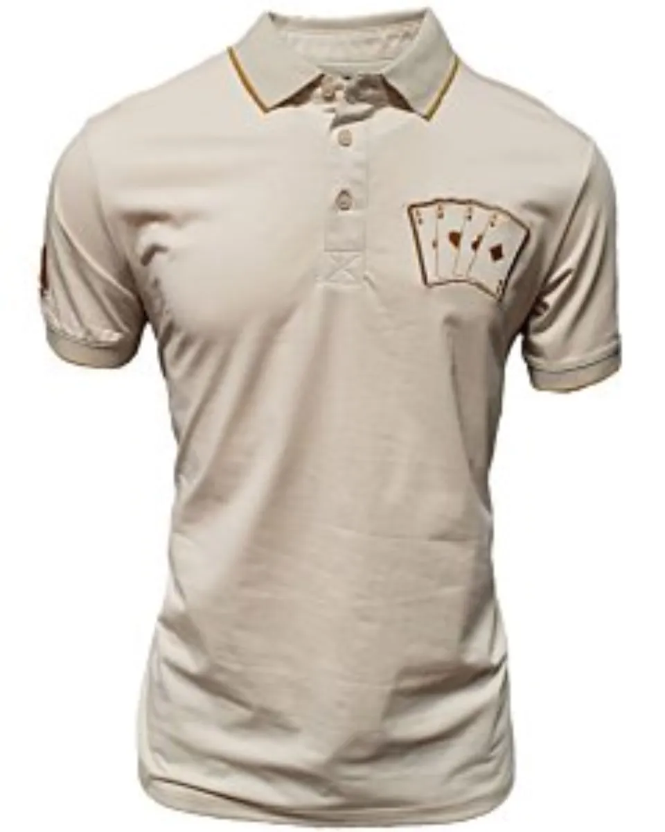 Polo beige para caballero con bordado de "Póker de Ases" en el pecho. Cuello clásico con detalles en contraste.