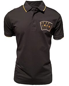 Polo negro para caballero con bordado de "Póker de Ases" en el pecho. Cuello clásico con detalles en contraste.