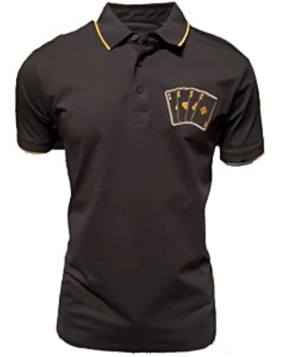 Polo negro para caballero con bordado de "Póker de Ases" en el pecho. Cuello clásico con detalles en contraste.