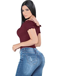 Mujer luciendo pantalón de mezclilla stretch con rasgado en bolsa trasera.