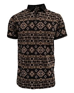 Polo negro para caballero Lamasini 28220 con patrón geométrico en tonos tierra y cuello clásico.